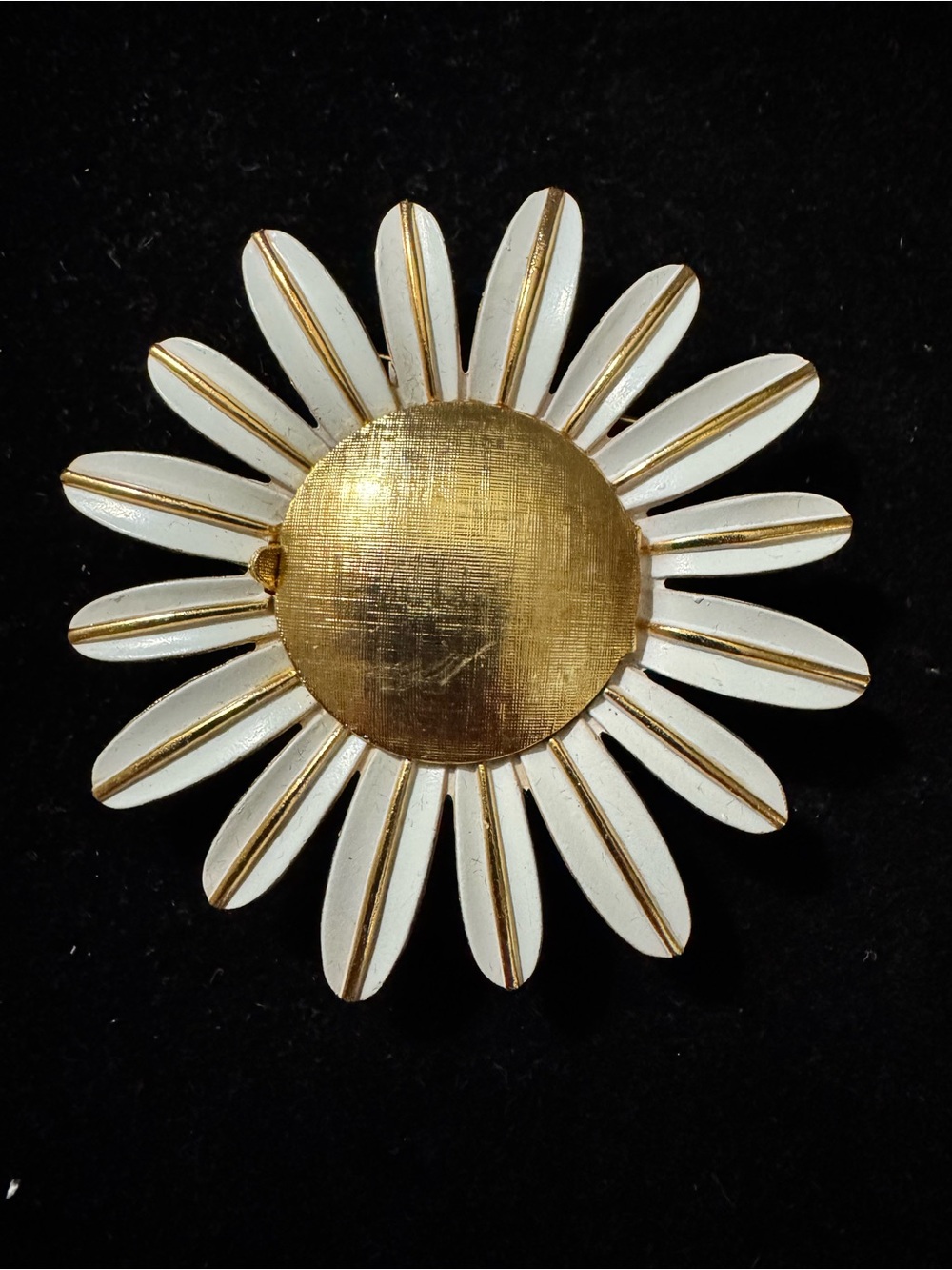 Vintage Avon Daisy Flower Brooch in White and Gold Tone